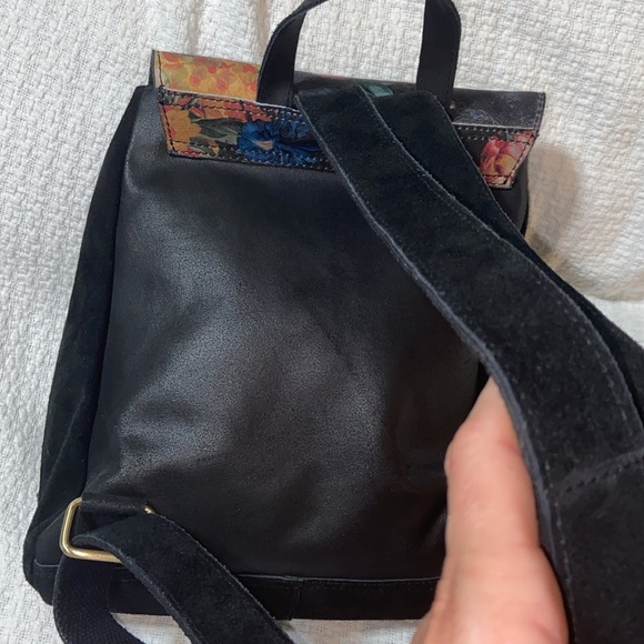 Like new Vintage Victorian Trading Company Floral Leather backpack - Picture 5 of 13